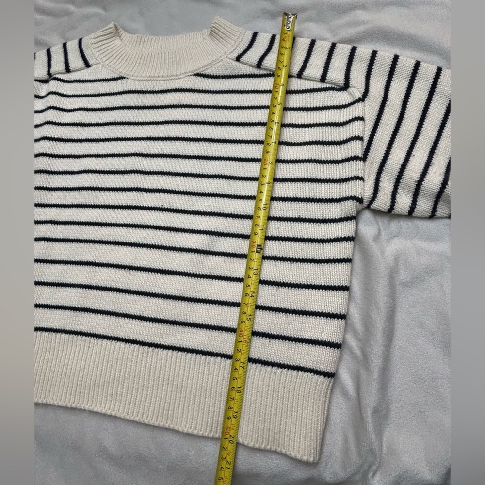 Women’s cropped black and cream sweater. - Picture 10 of 10